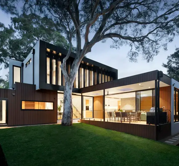 Casa contemporanea con portico e giardino, esempio di progetto residenziale